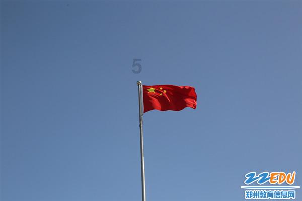 铲车拉的冲击压路机对于含水量比较高的土石方压实